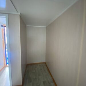 Бытовка с Г-образной прихожей и укладкой под ламинат