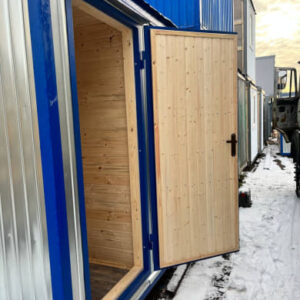 Модульное помещение с тёмным ламинатом и внутренней отделкой вагонкой