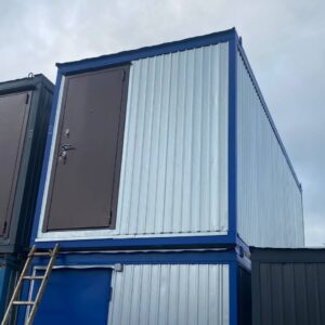 Бытовка с усиленным каркасом и классической отделкой